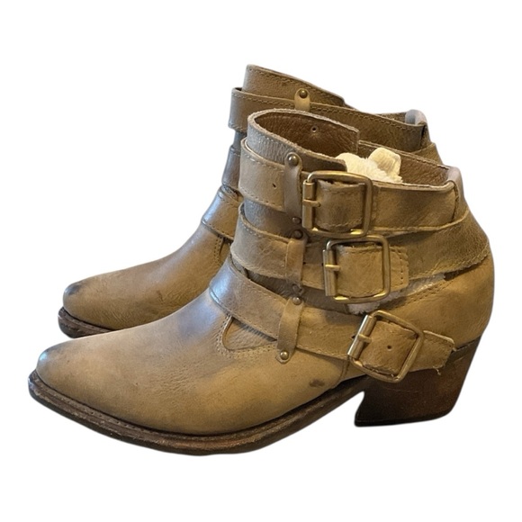 Women’s Jeffrey Campbell three buckle distressed moto bootie in gray size 9